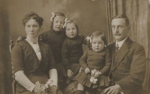 Jim & Sarah Mossman and 3 of their children. Emigrated to Austrailia